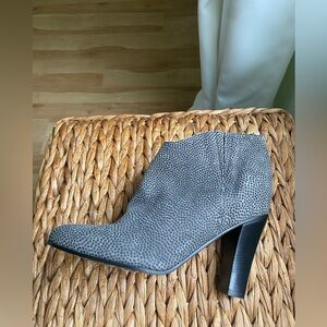 Jen By Golden Goose Gray Animal Print Dot Texture Booties Boots Sz 40 US…